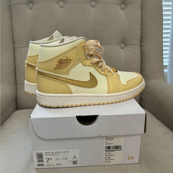 Women’s Air Jordan 1 Mid SE | Size 7.5 | NEW w/Box!! - Picture 5 of 9